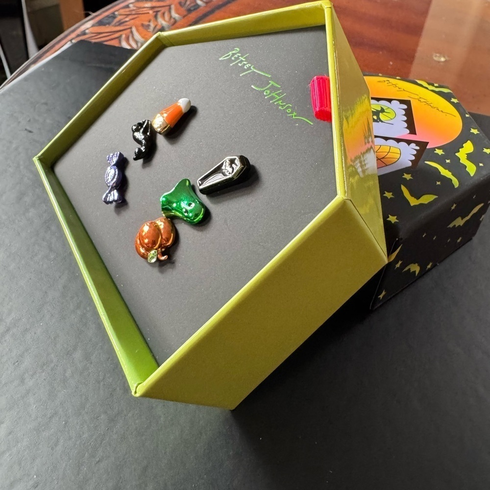 Betsey Johnson Mismatched 2025 Halloween Earrings Set with Gift Box - Picture 3 of 3